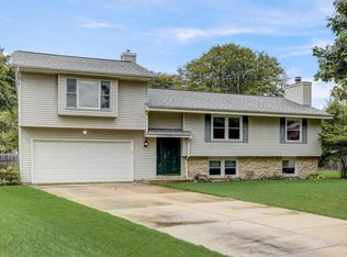 157 Poplar Ct, Hartland, WI 53029