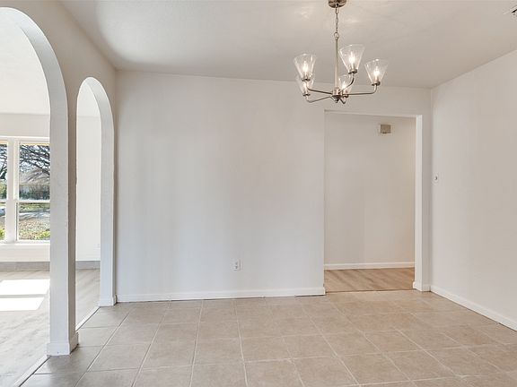 4th image of 2805 Raintree Dr