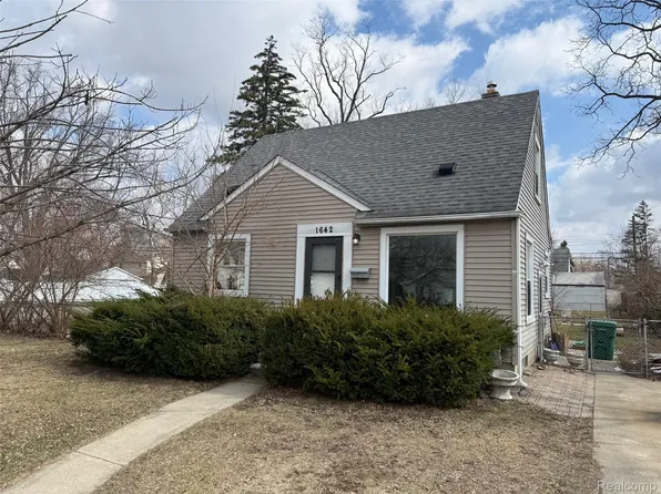 1642 Gilman St, Garden City, MI 48135