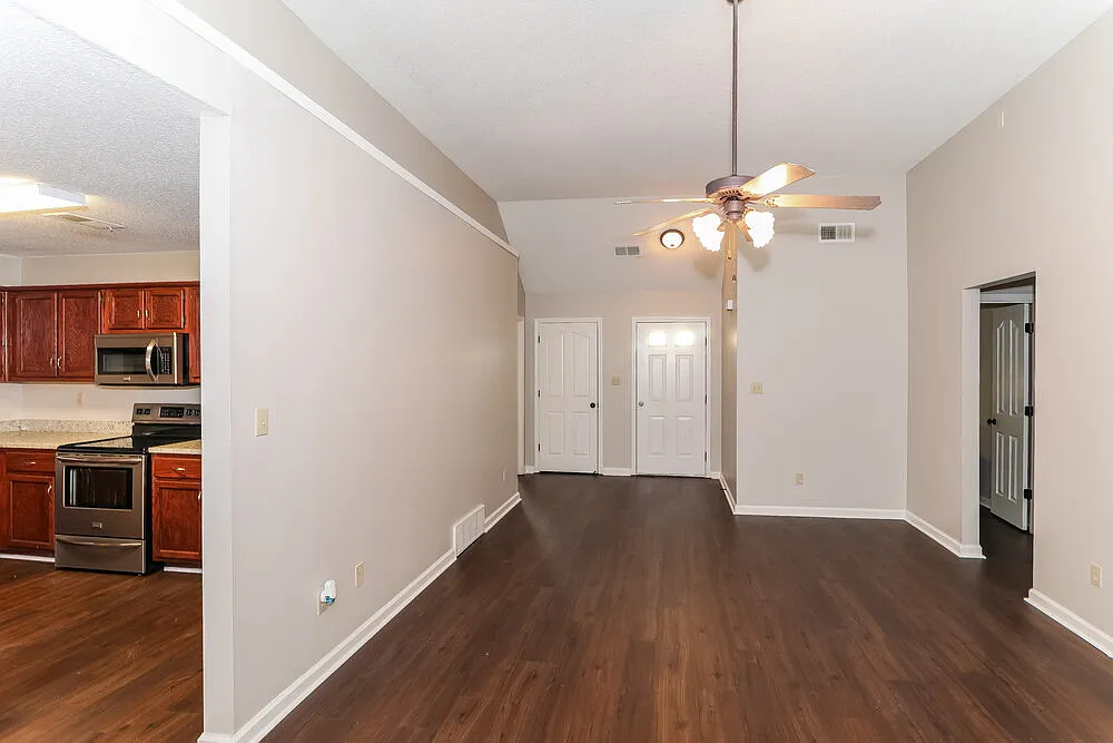 3 bed, 2.0 bath, 1352 sqft, $1,820 — Photo 3