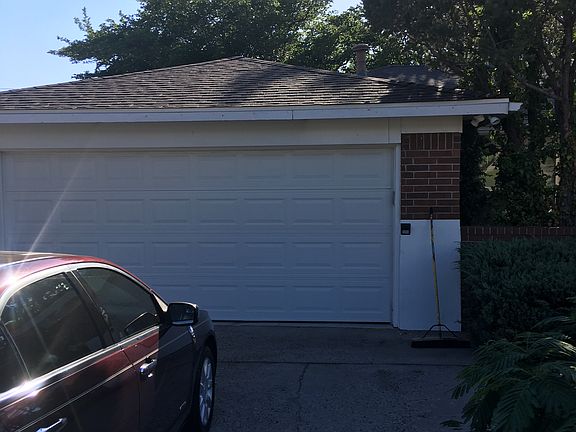 3rd image of 4625 Larchmont Dr NE
