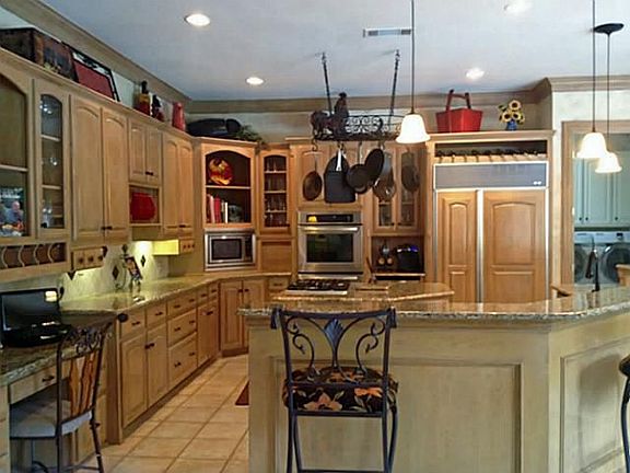 5th image of 801 Lakewood Dr