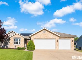1816 Parkfield Dr, Pekin, IL 61554