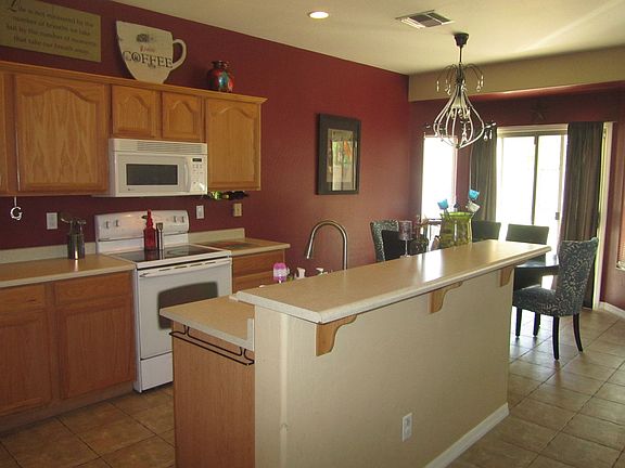 Kitchen w/ Breakfast Nook