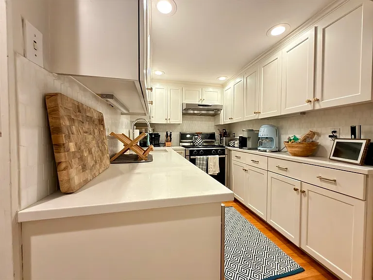 41 Pinckney St #B — Photo 17