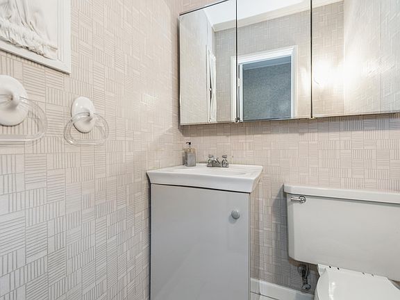 5th image of 60 Peachtree Ln