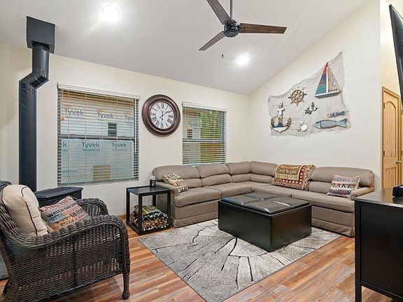 3rd image of 112 E Meadow Cir