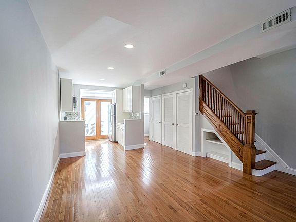 3rd image of 738 Hobart Pl NW #2B-1BA-1295SQFT
