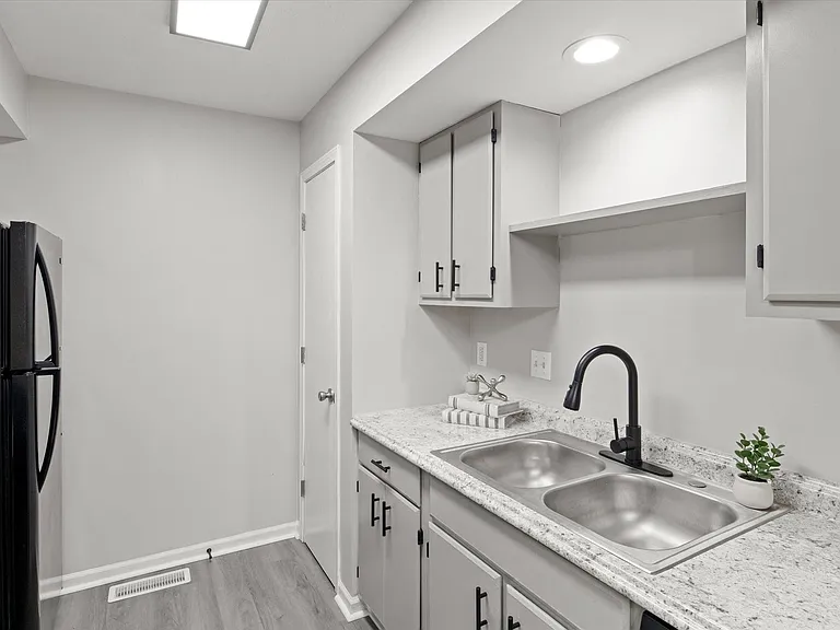 Hunter's Pond Apartments — Photo 13