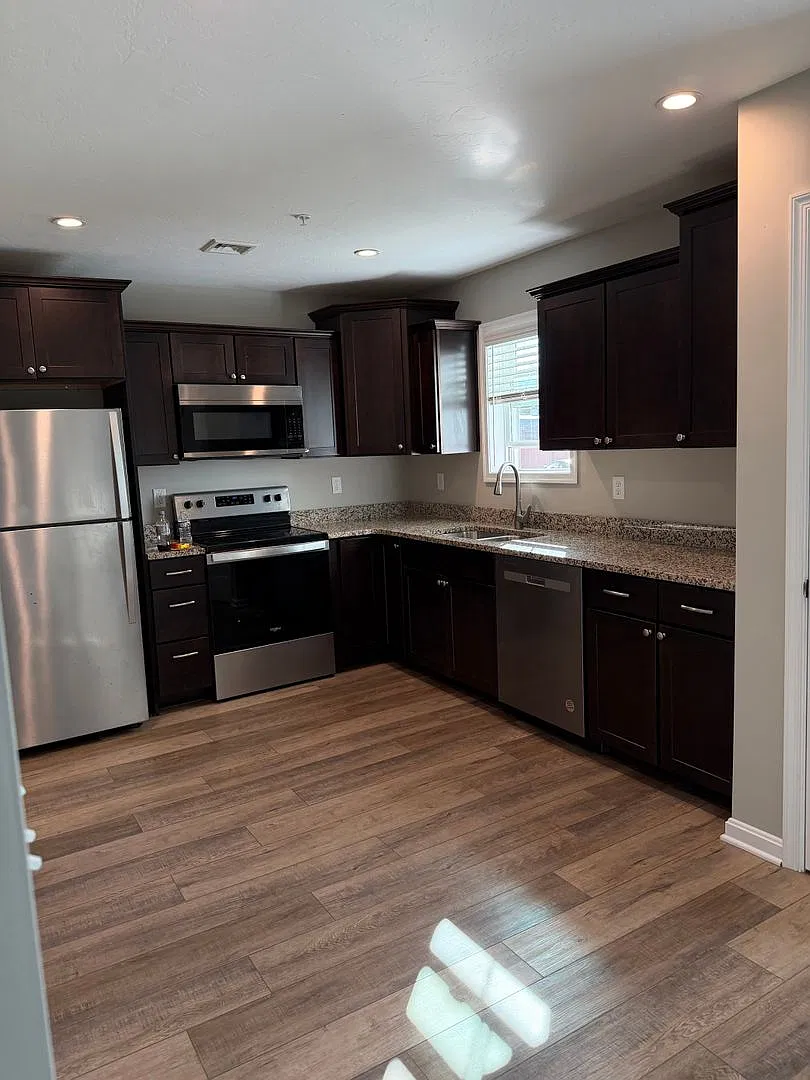 Stunning 3-bedroom townhouse in prime location! — Photo 4