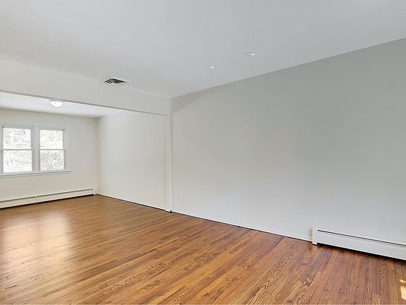 4th image of 179 Woodbury Rd