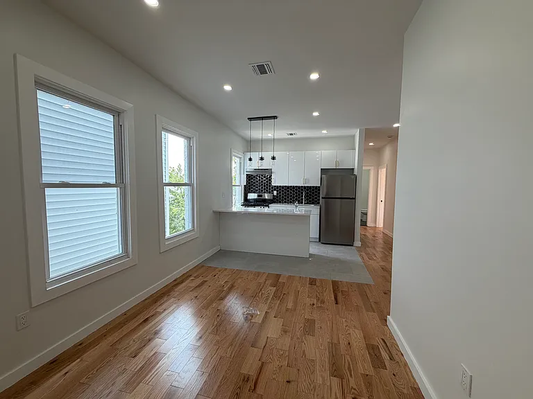 183 Woodside Ave #2R — Photo 1