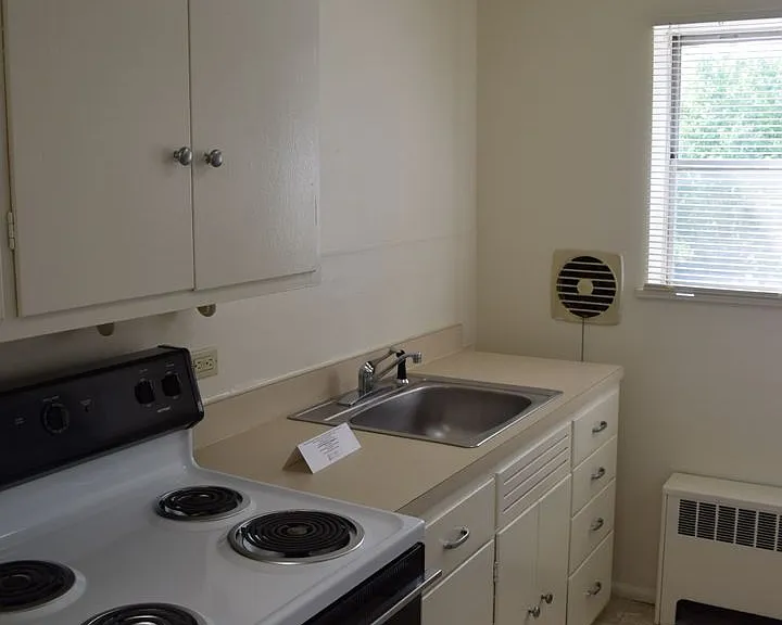 312 W Clark St — Photo 5