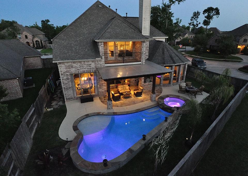 Breathtaking 5 bedroom 4 bath located in Sienna Village of Waters Lake!