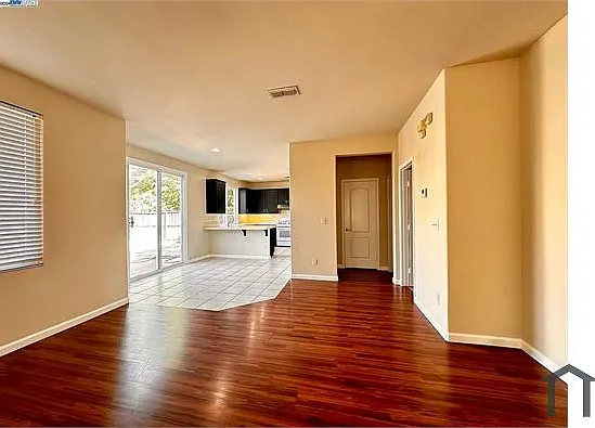 821 Tulare Dr — Photo 5