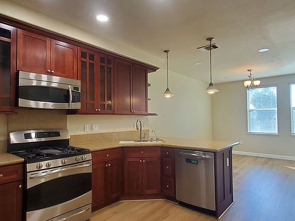 4th image of 41 Esfahan Dr