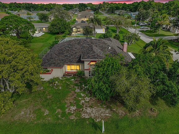 2nd image of 113 SW Thornhill Dr