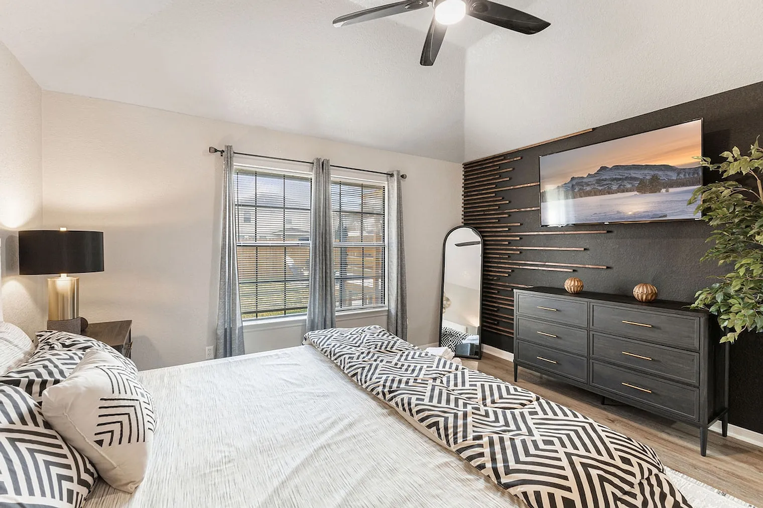3 bed, 2.0 bath, $3,870 — Photo 3