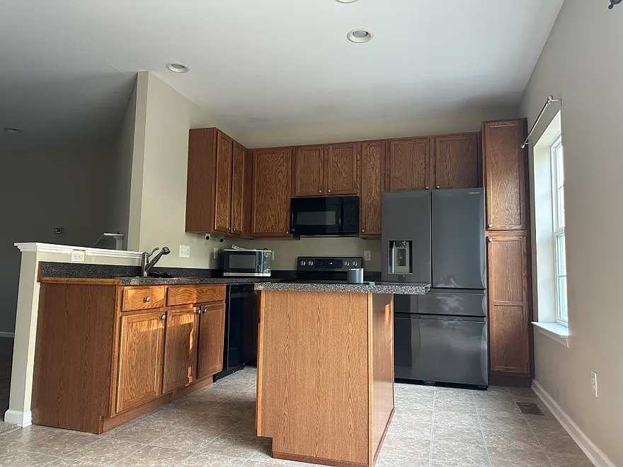 3 bed, 2100 sqft, $2,500 — Photo 3