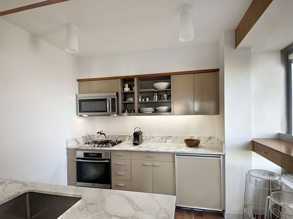 4th image of 150-156 W 56th St APT 4602