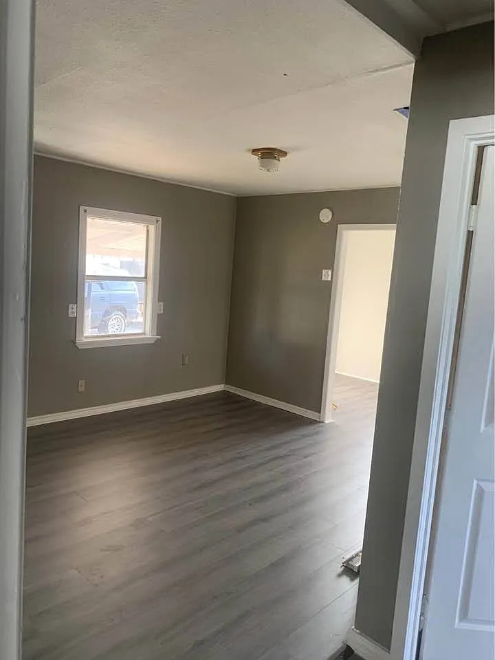 3 bed, 950 sqft, $1,050 — Photo 2