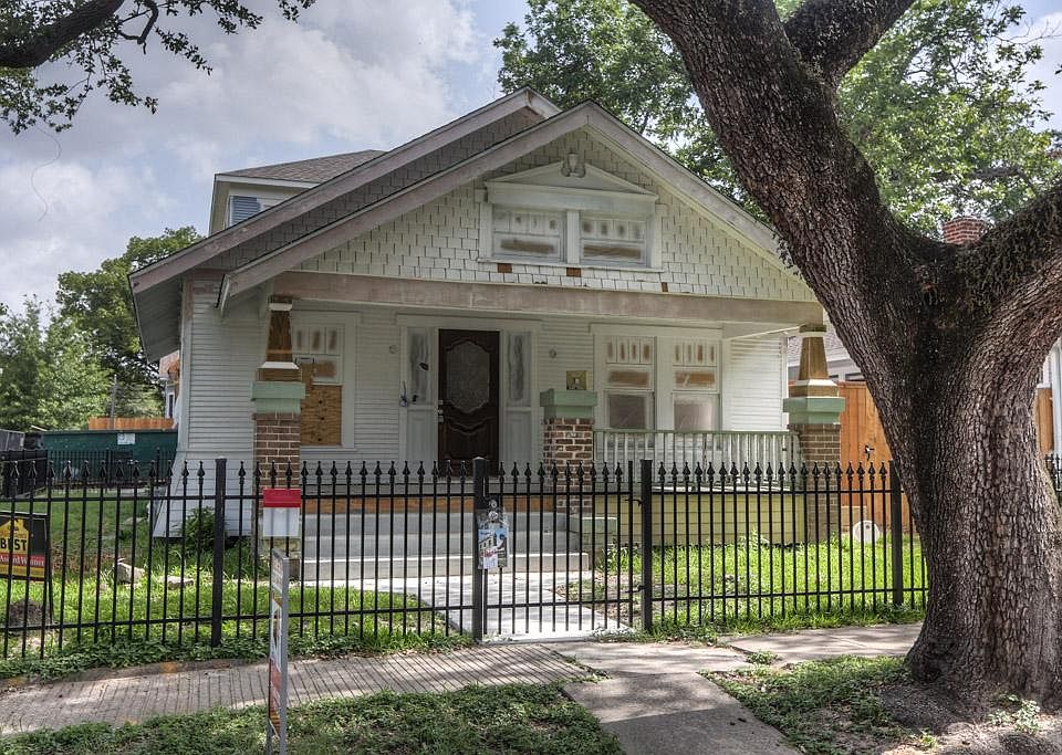 525 Bayland is nestled on a generously sized lot in the highly sought after Woodland Heights. Finish