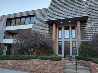 200 Red Top Dr APT 303, Libertyville, IL