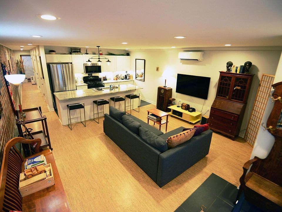 Open living space and kitchen - great to hang out, cook and work. Sofa bed folds out into queen bed. Strong wifi throughout.