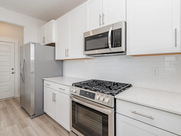 585 Lyness Dr — Photo 10