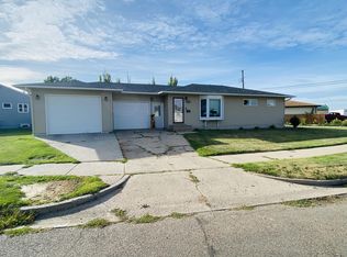 1717 Hillside Ct, Williston, ND 58801