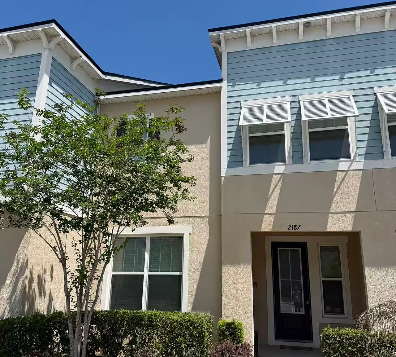 3 bed, 3.5 bath, 1978 sqft, $2,300 — Photo 2