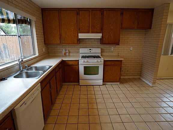 3rd image of 850 Desty St