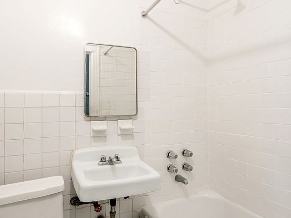 5th image of 101 Montrose Ave APT 2L