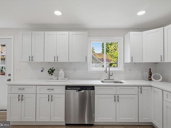 5th image of 945 Renfrew St