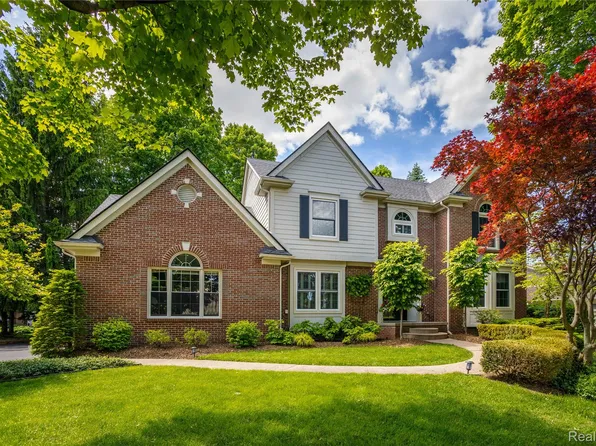 19531 Windridge Dr, Northville, MI 48167
