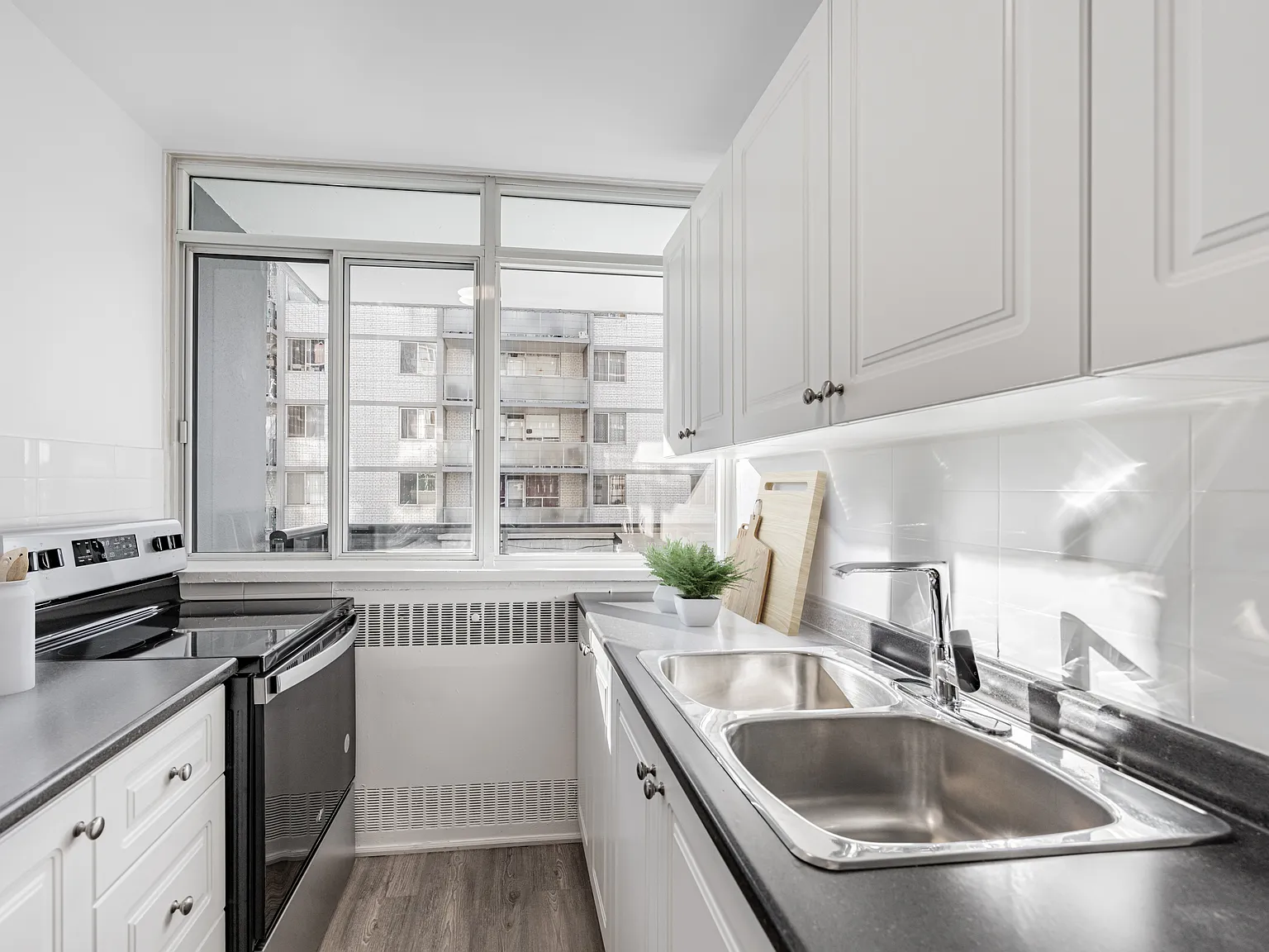 2313 Lake Shore Boulevard West — Photo 1