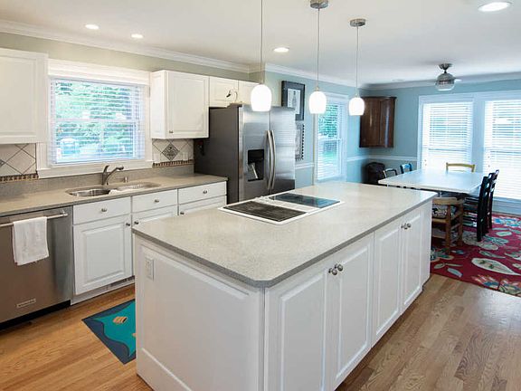 5th image of 2233 Breakwater Dr