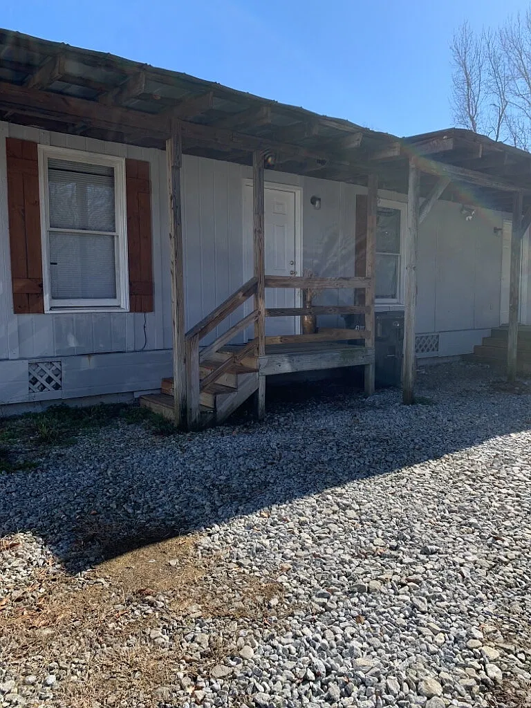 3 bed, 1.5 bath, 1200 sqft, $1,050 — Photo 1