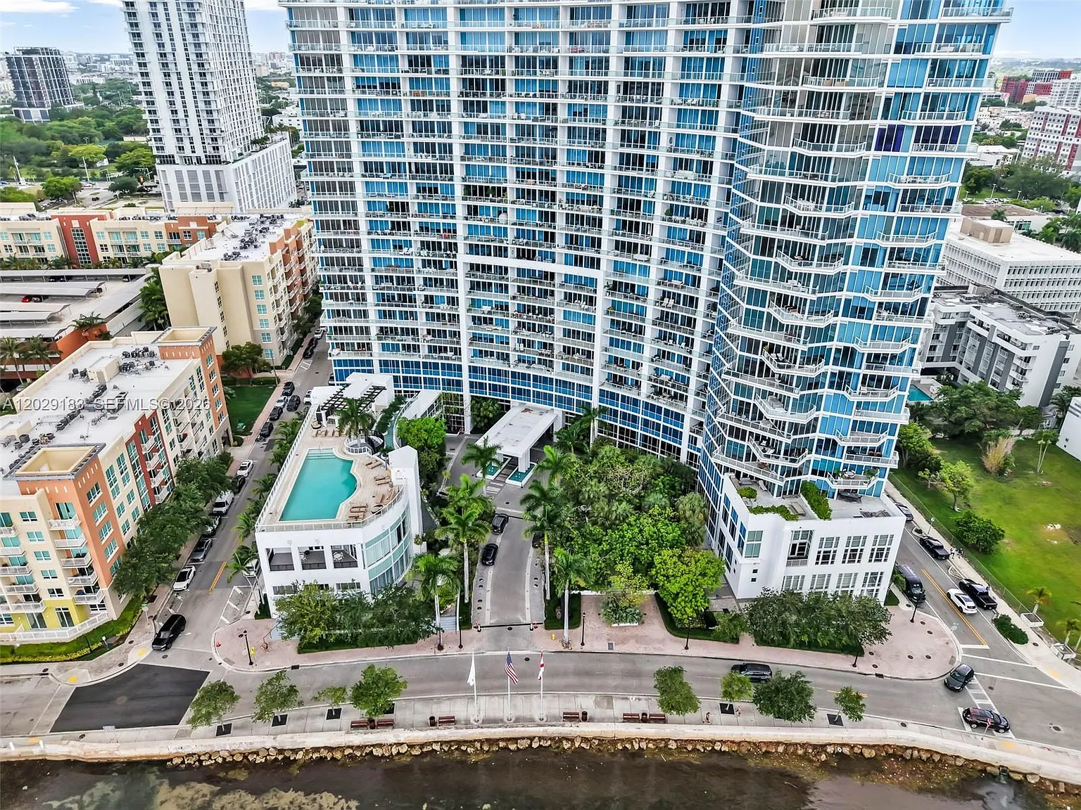 Paramount Bay Condo — Photo 2