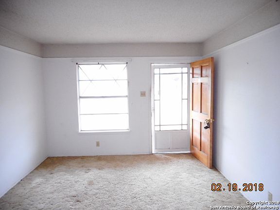 3rd image of 5015 Creekmoor Dr