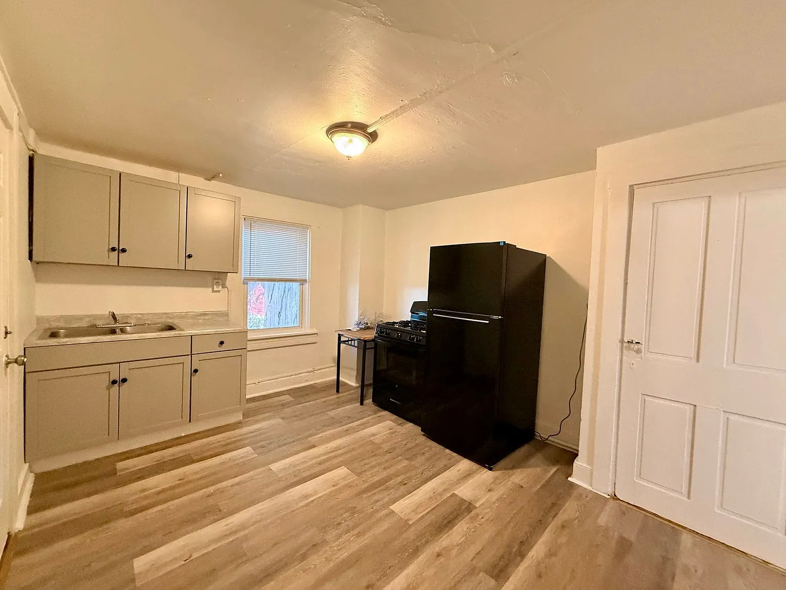 1 bed, 1.0 bath, 450 sqft, $925 — Photo 1