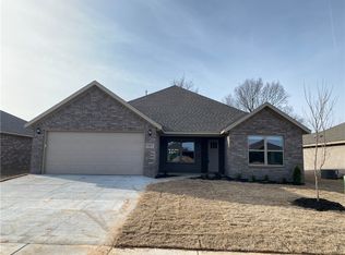 1051 Riverside Dr, Centerton, AR 72712