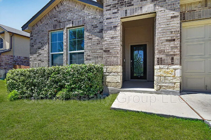 4 bed, 2.0 bath, 1796 sqft, $2,095 — Photo 4