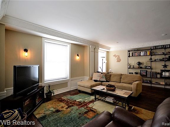4th image of 15 E Kirby 210 St
