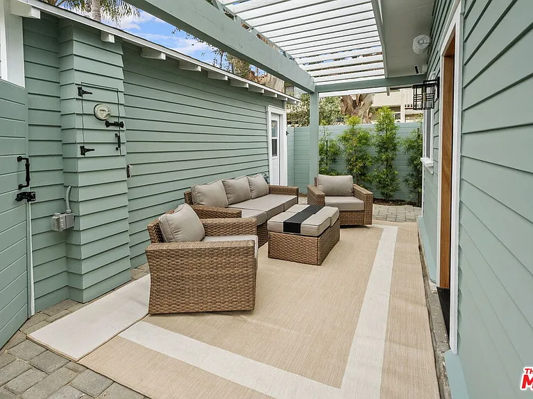 204 S Broadway — Photo 33