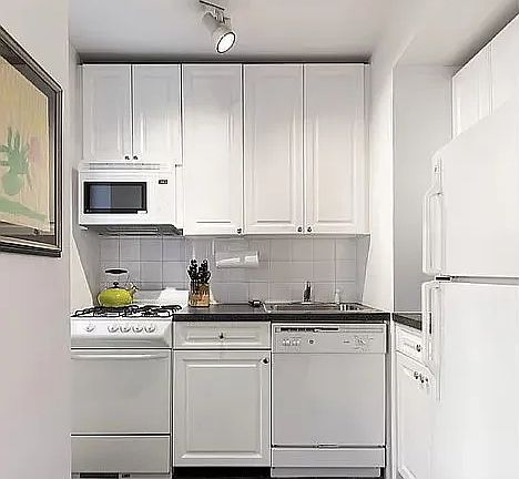 5th image of 200 E 16th St APT 5G