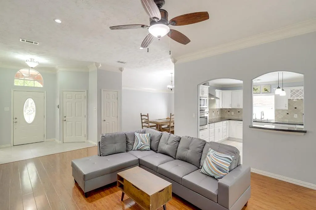 4 bed, 2000 sqft, $2,499 — Photo 4