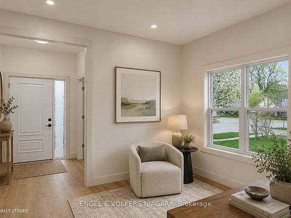 4th image of 154 Roosevelt Ave