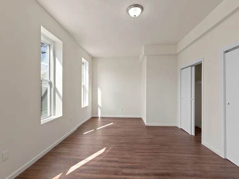 212 N Clinton Ave — Photo 5