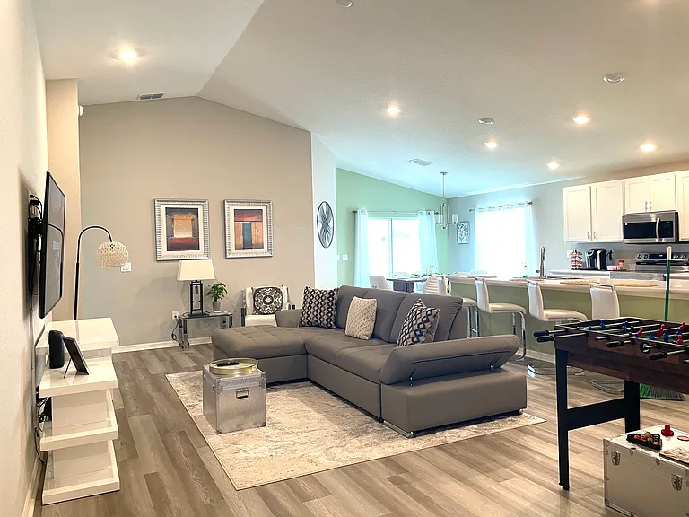 315 Lily Ln — Photo 2